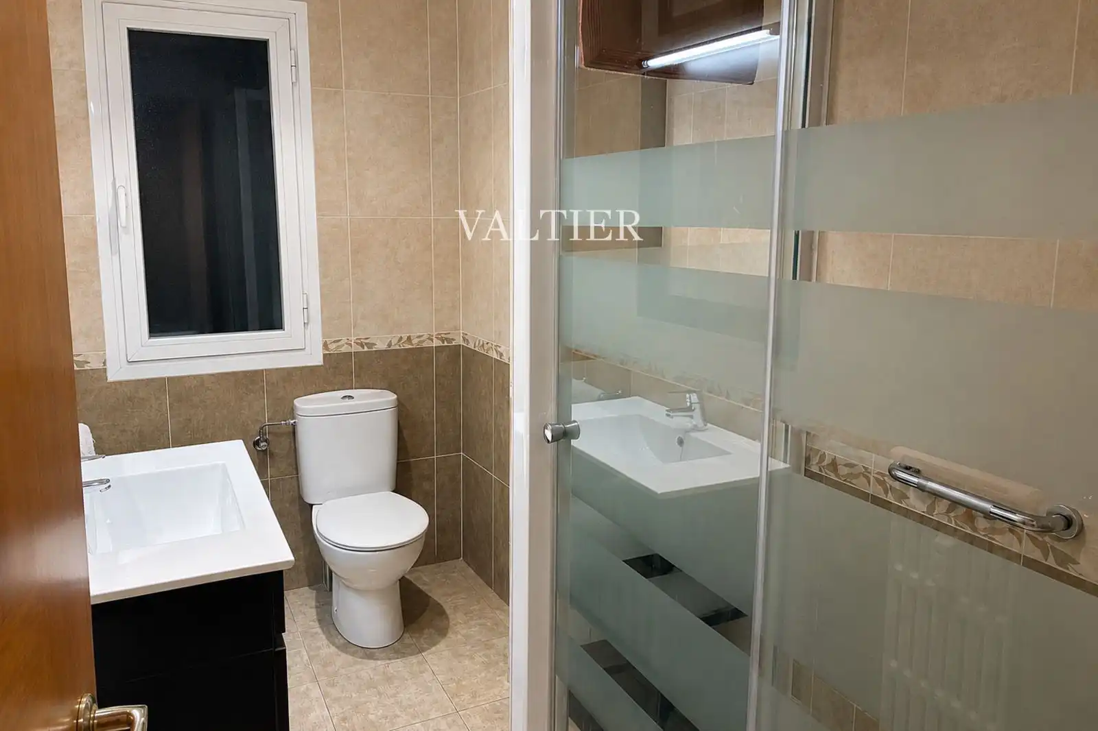 Baño de Piso de alquiler en Madrid con Terraza, Trastero y Amueblado