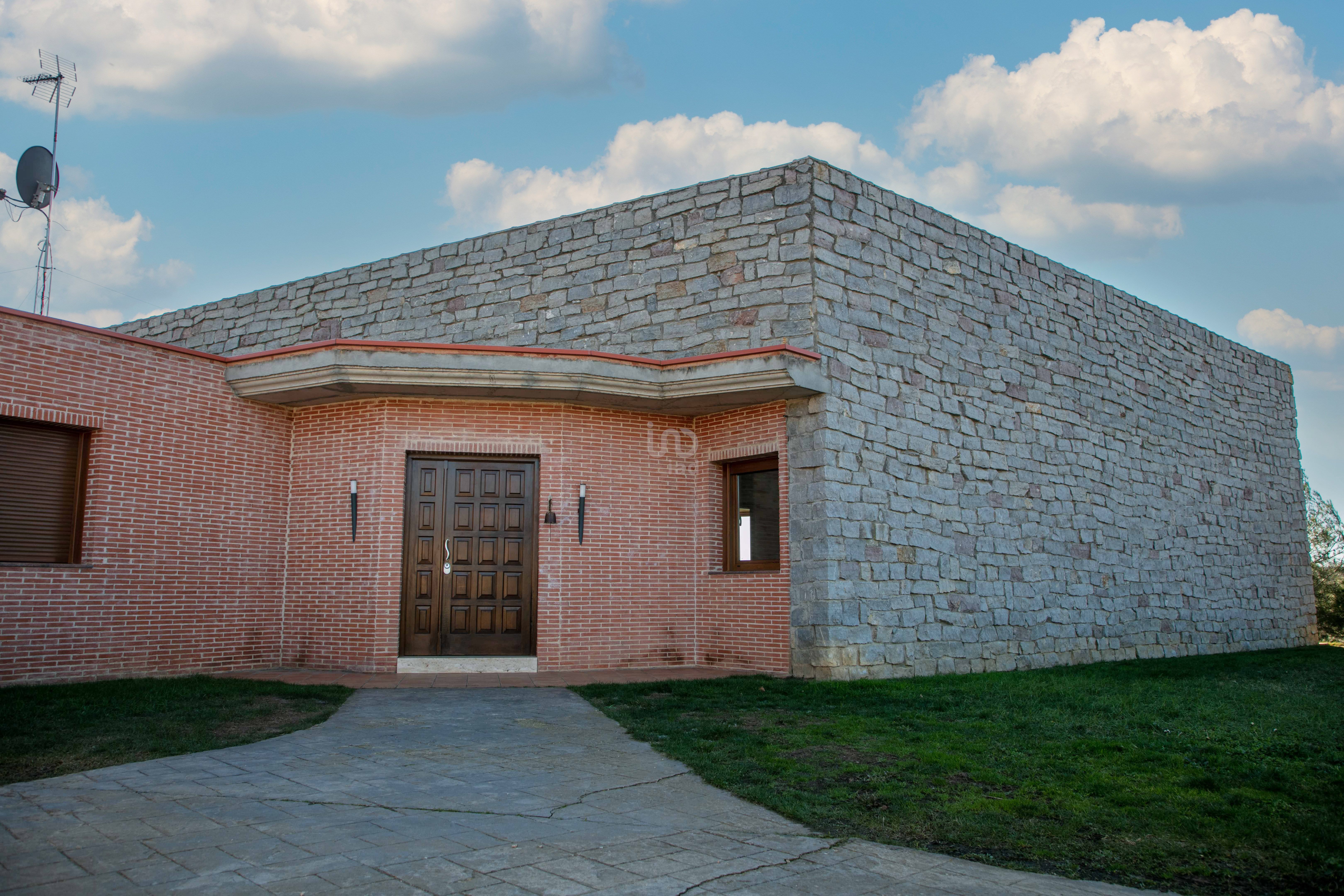 Vista exterior de Casa o xalet en venda en Villaquilambre amb Calefacció i Terrassa
