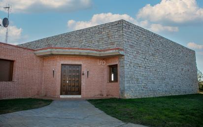 Exterior view of House or chalet for sale in Villaquilambre  with Heating and Terrace