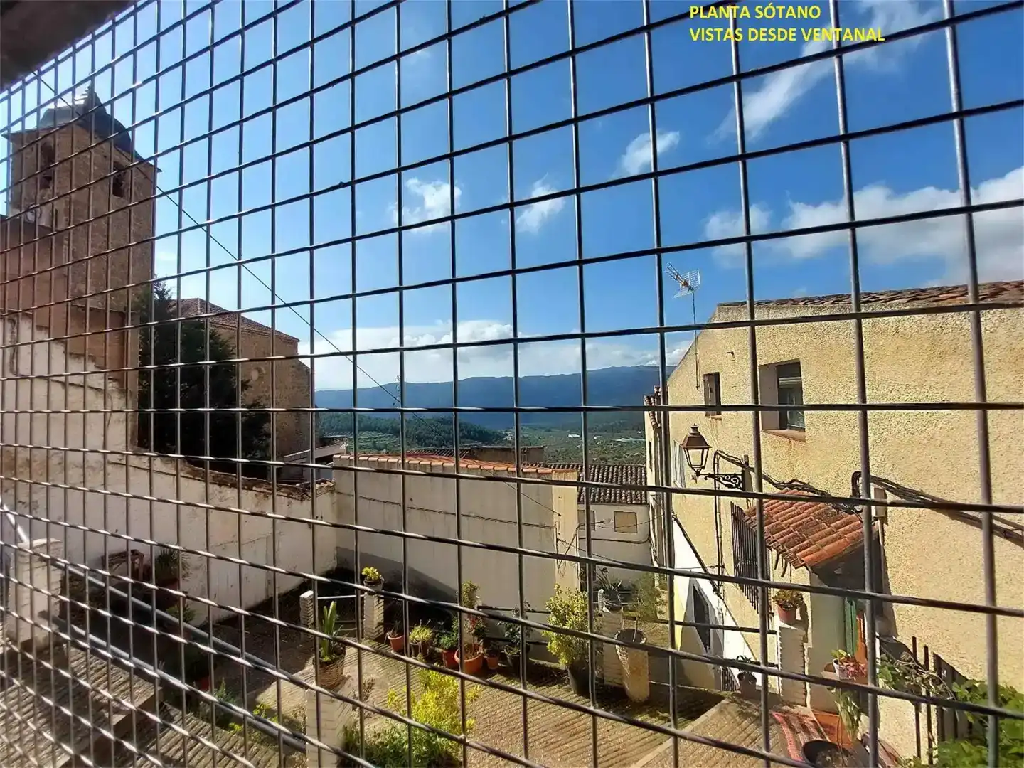 Vista exterior de Casa o xalet en venda en Yeste amb Traster i Balcó