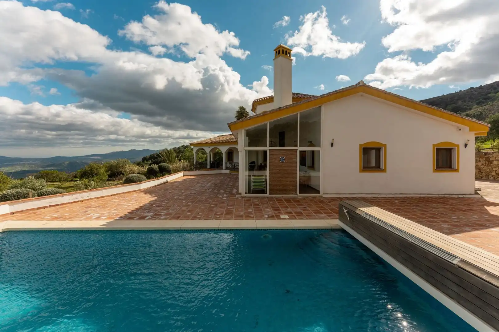 Vista exterior de Finca rústica en venda en Casarabonela amb Calefacció i Piscina