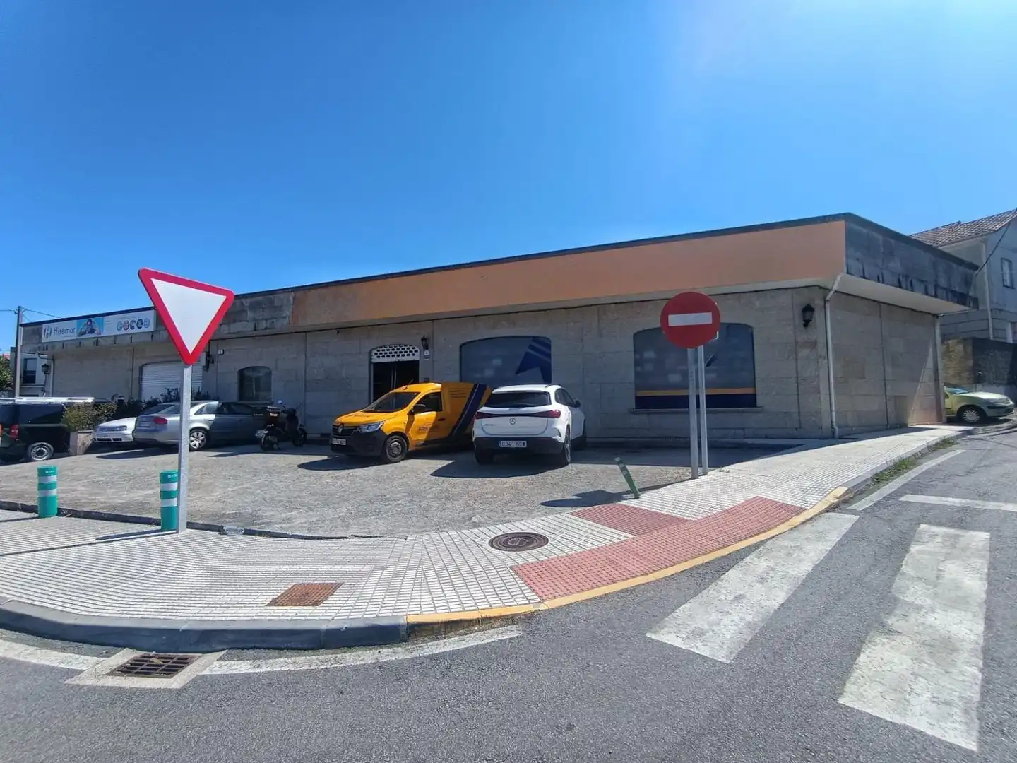 Vista exterior de Nau industrial en venda en Sanxenxo