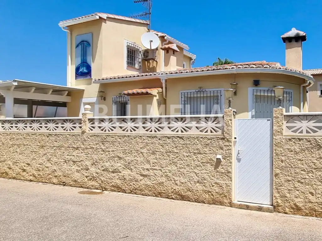 Casa con jardín en venta en Calle Afrodita