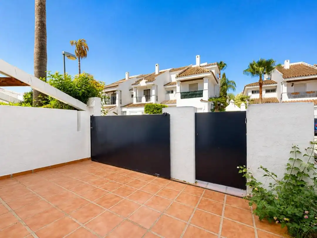 Vista exterior de Casa o xalet en venda en Marbella amb Aire condicionat, Calefacció i Jardí privat