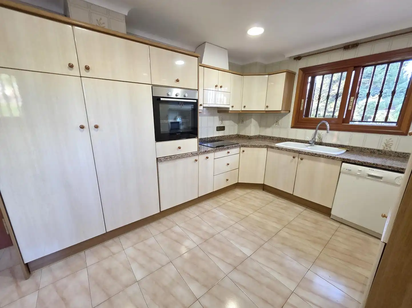 Cocina de Casa o chalet de alquiler en Benicasim / Benicàssim con Aire acondicionado, Jardín privado y Trastero