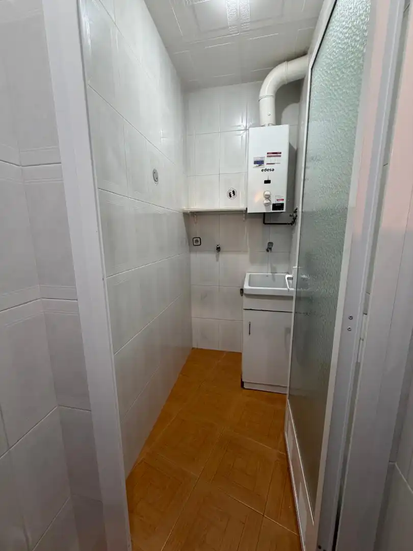 Bany de Pis en venda en Barcelona amb Moblat, Forn i Balcó