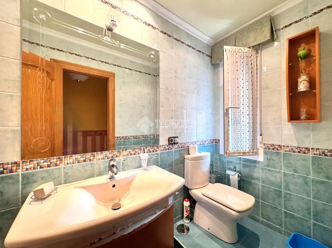 Bathroom of Houses for sale in Valladolid  with Air Conditioner, Parquet flooring and Furnished