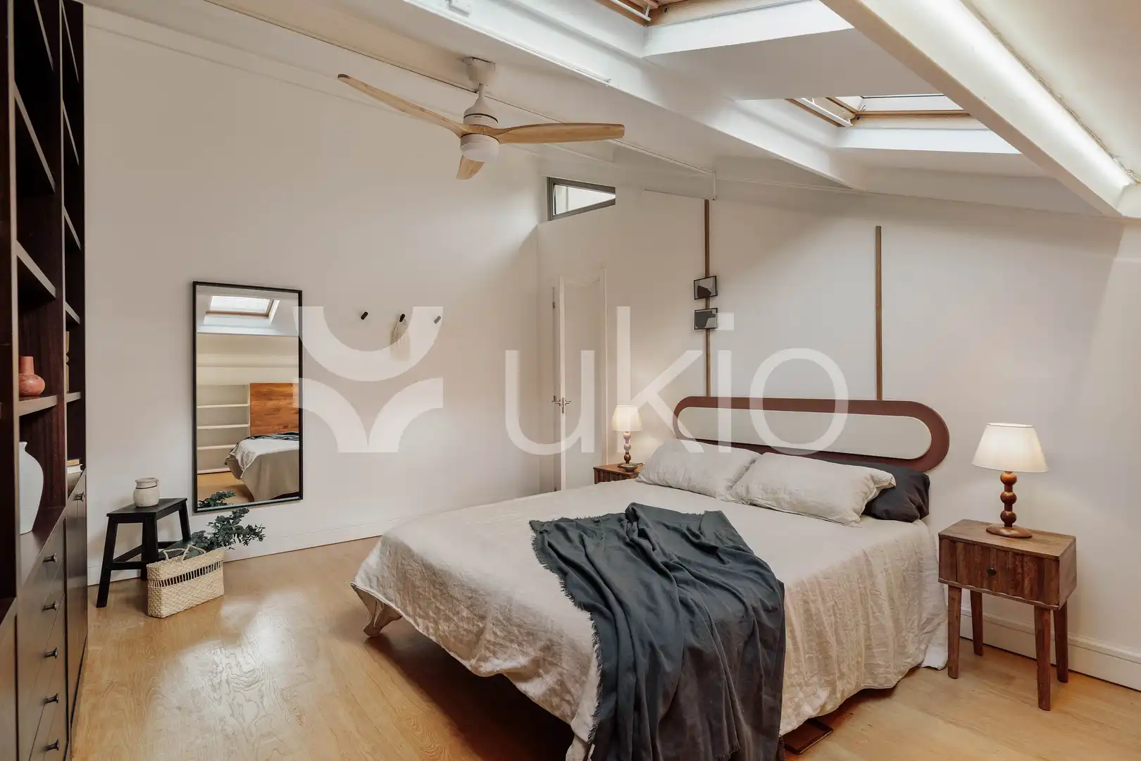 Dormitori de Apartament de lloguer en Barcelona amb Aire condicionat, Calefacció i Moblat