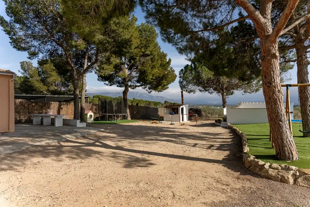 Vista exterior de Casa o chalet en venta en Castalla con Jardín privado, Piscina y Amueblado