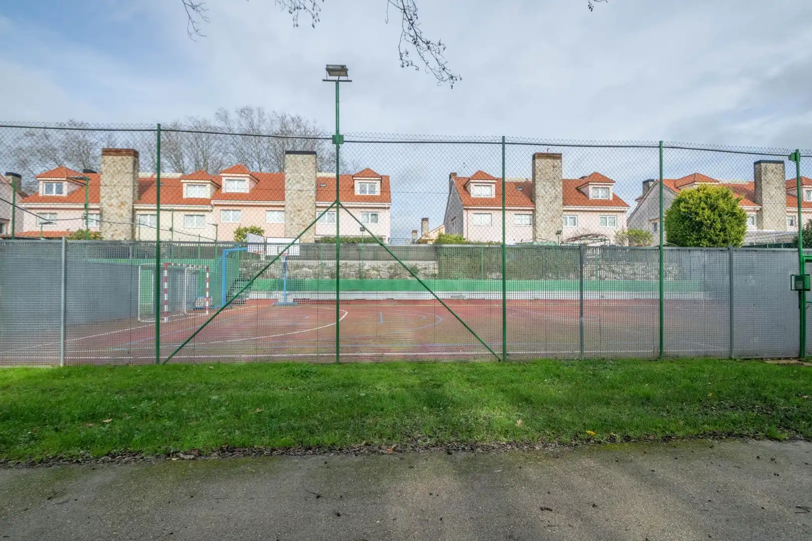 Vista exterior de Casa adosada en venta en Oleiros con Calefacción, Jardín privado y Parquet