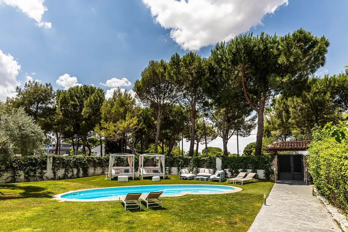 Garten von Einfamilien-Reihenhaus zum Verkauf in Boadilla del Monte mit Klimaanlage, Heizung und Privatgarten