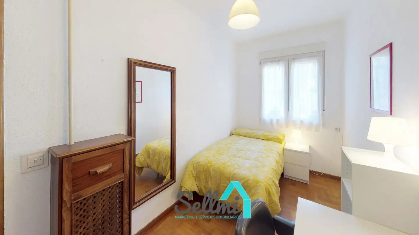 Bedroom of Flat for rent in Oviedo   with Heating, Parquet flooring and Furnished