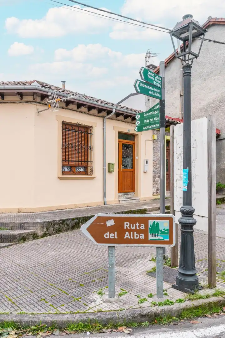 Vista exterior de Casa o xalet en venda en Sobrescobio amb Jardí privat