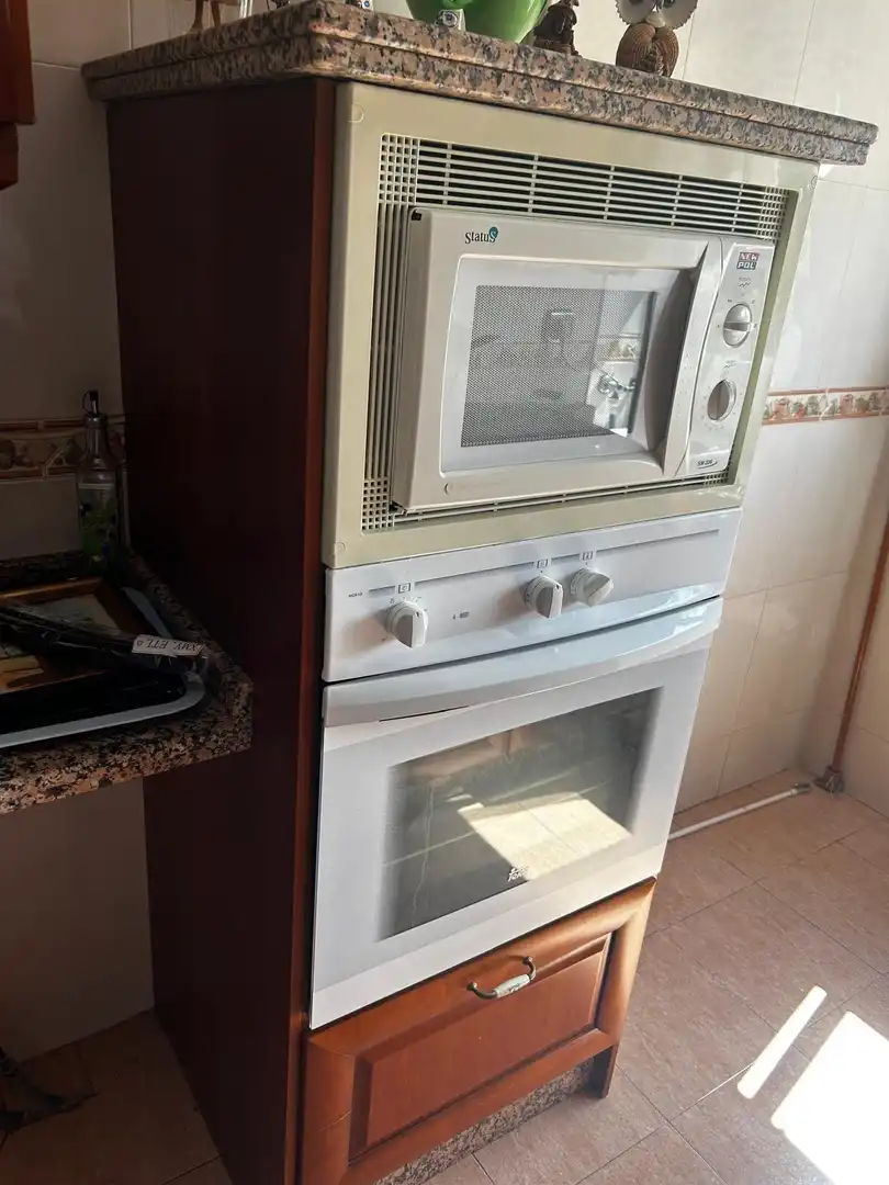 Cuina de Pis de lloguer en Granada amb Aire condicionat, Calefacció i Moblat