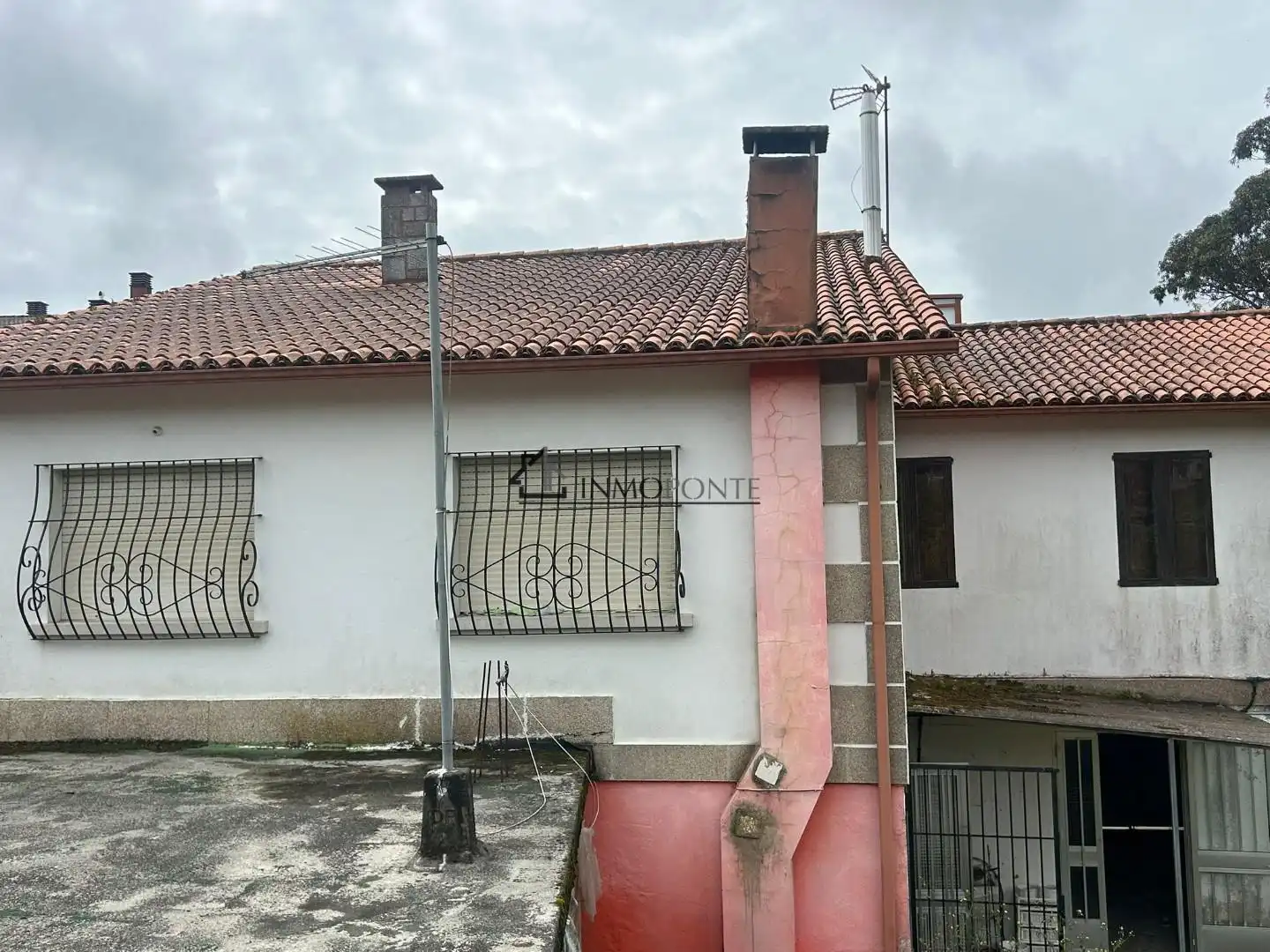 Vista exterior de Casa o xalet en venda en Poio amb Calefacció, Jardí privat i Terrassa