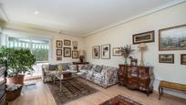 Sala d'estar de Casa o xalet en venda en  Madrid Capital amb Jardí privat