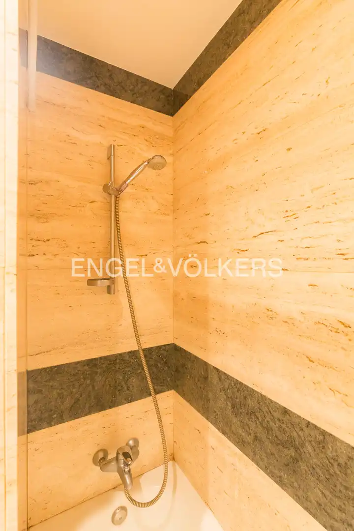 Bathroom of Flat for rent in Madrid  with Air Conditioner, Heating and Parquet flooring