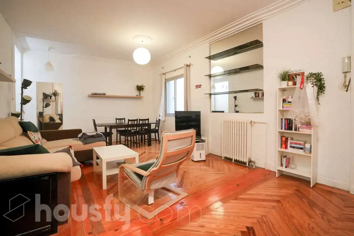 Sala d'estar de Pis en venda en Madrid amb Calefacció, Parquet i Moblat