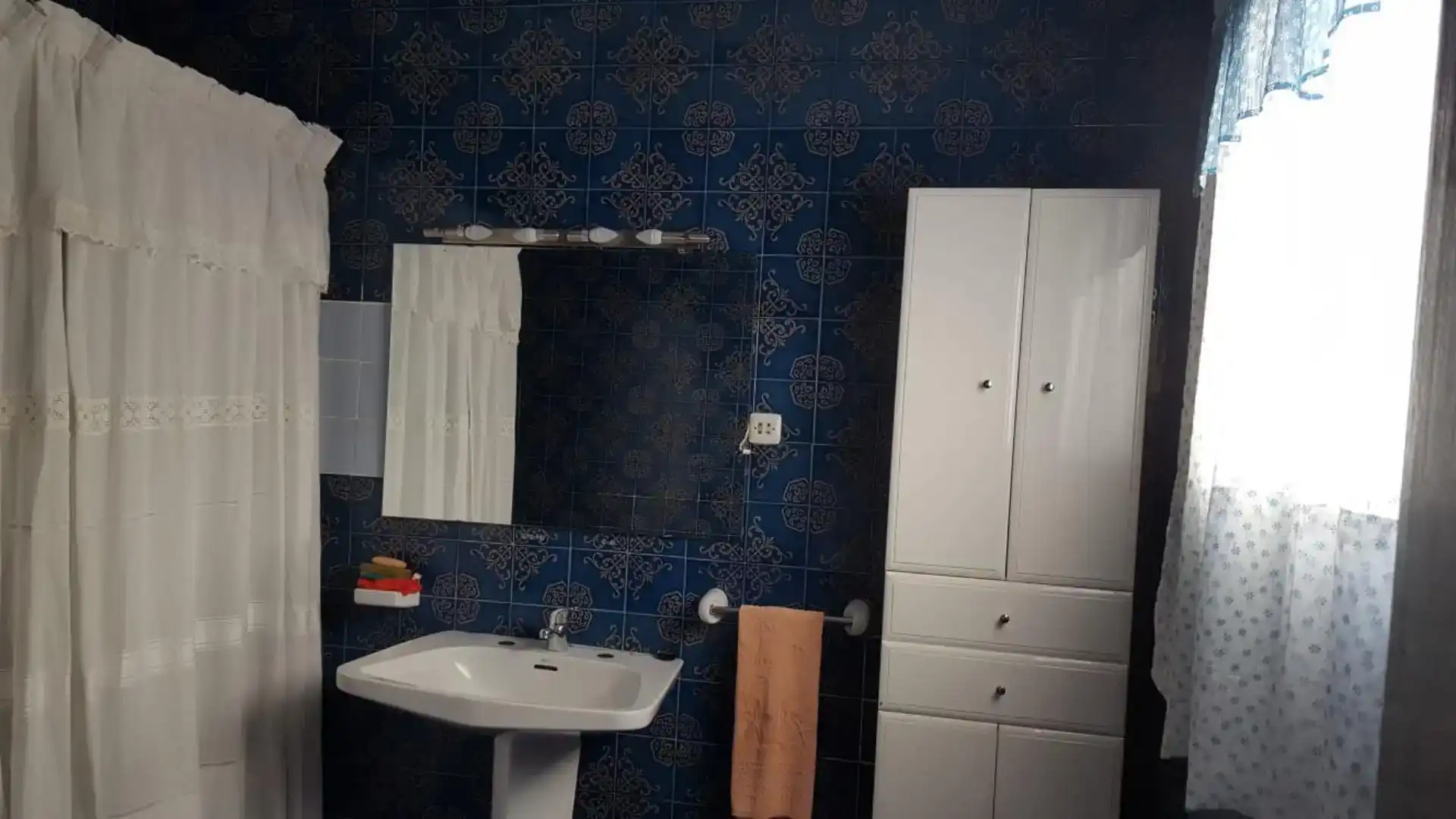 Badezimmer von Erdgeschoss zur Miete in Calañas mit Privatgarten, Möbliert und Ofen