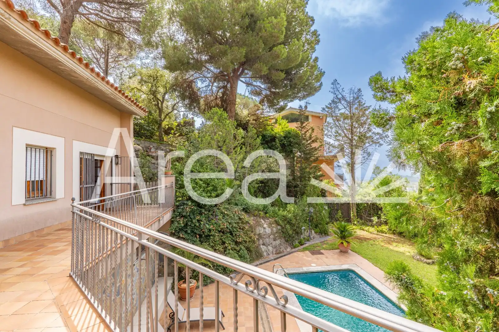 Vista exterior de Casa o xalet en venda en Mataró amb Jardí privat, Terrassa i Piscina