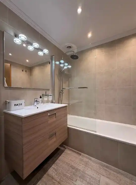 Badezimmer von Wohnung zum Verkauf in Marbella mit Klimaanlage, Heizung und Privatgarten