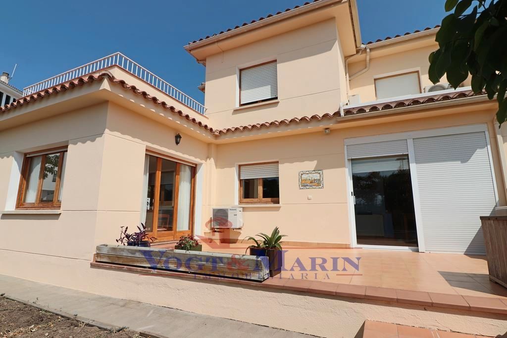 Exterior view of Single-family semi-detached for sale in Roses  with Air Conditioner, Heating and Private garden