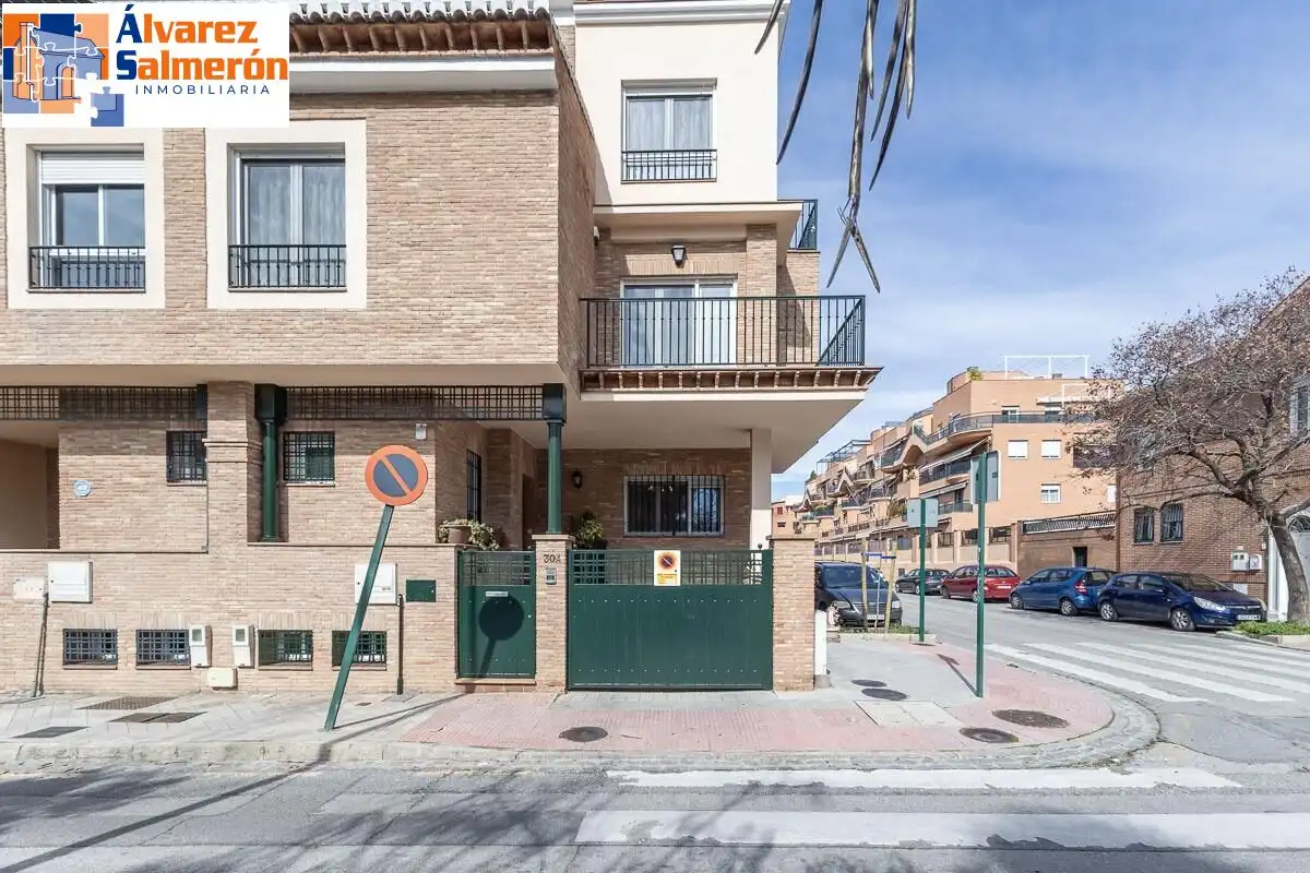 Außenansicht von Einfamilien-Reihenhaus zum Verkauf in Granada mit Privatgarten, Terrasse und Schwimmbad