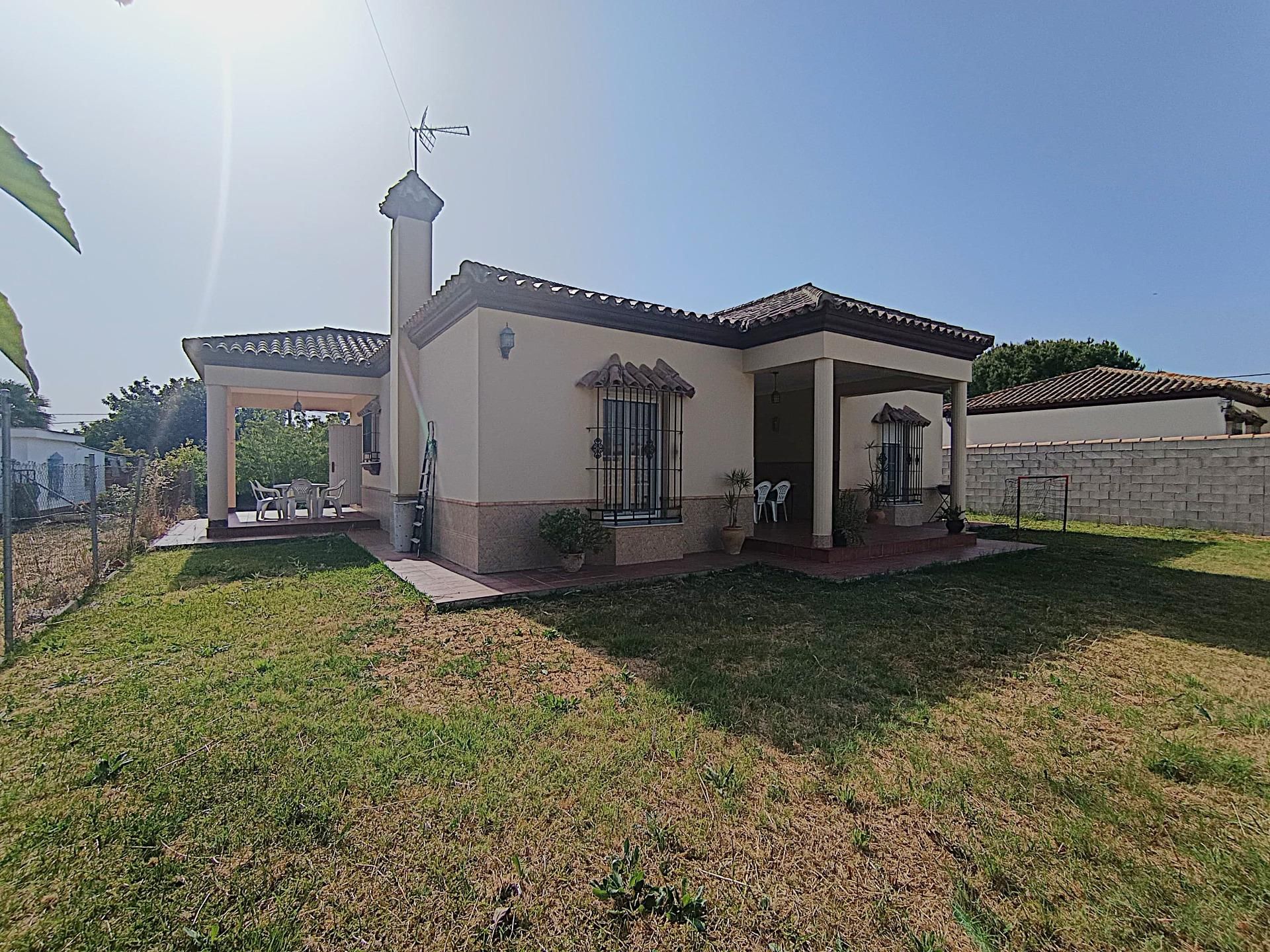 Vista exterior de Casa o chalet en venta en Chiclana de la Frontera con Jardín privado, Terraza y Piscina