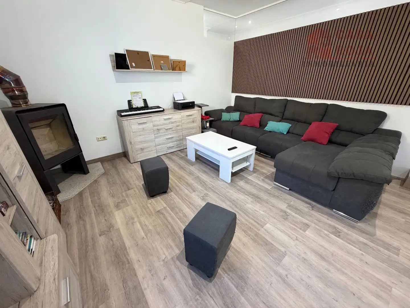 Sala d'estar de Casa o xalet en venda en Cangas  amb Calefacció, Terrassa i Moblat