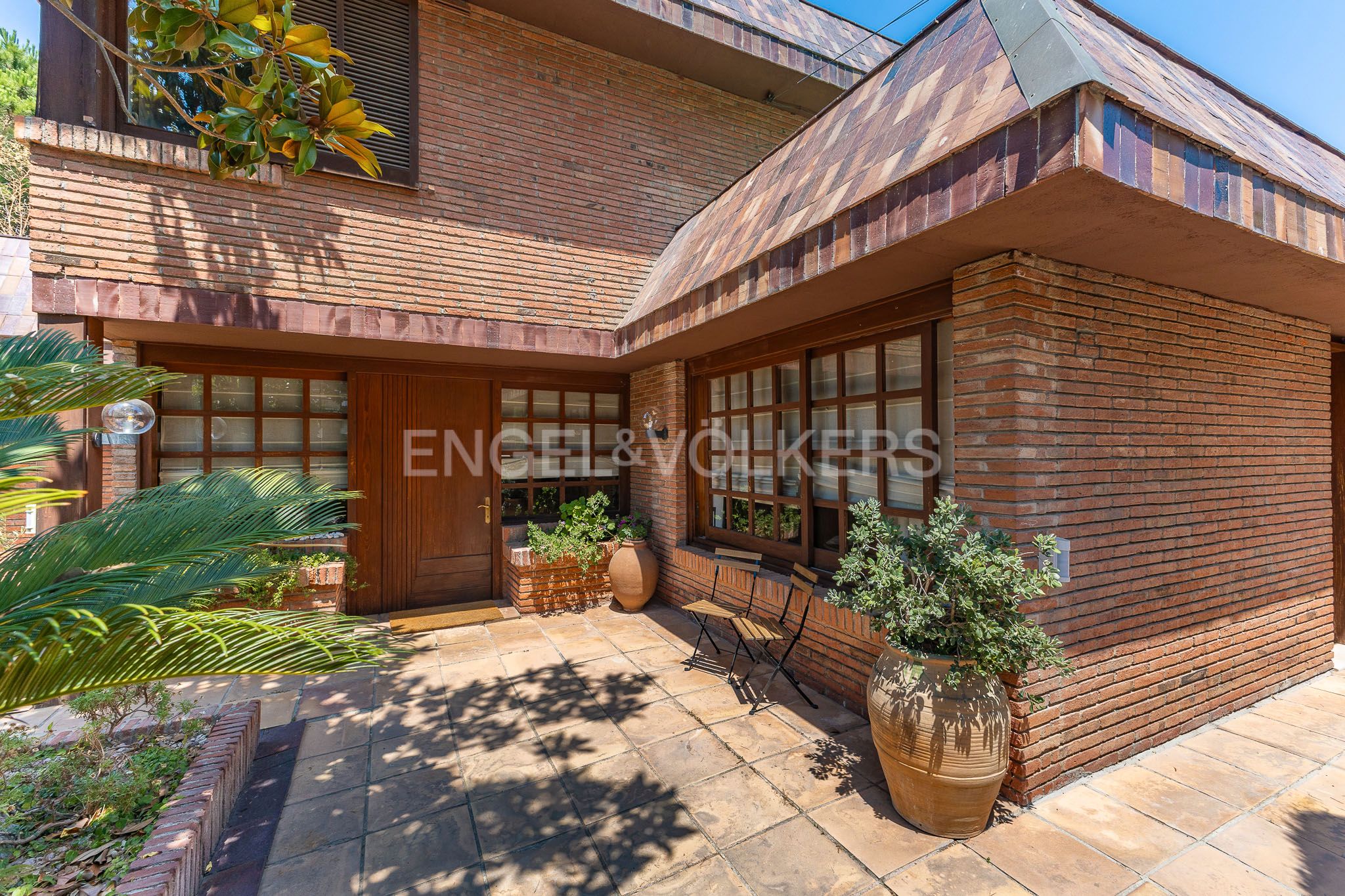 Vista exterior de Casa o xalet en venda en Cerdanyola del Vallès amb Calefacció, Jardí privat i Parquet