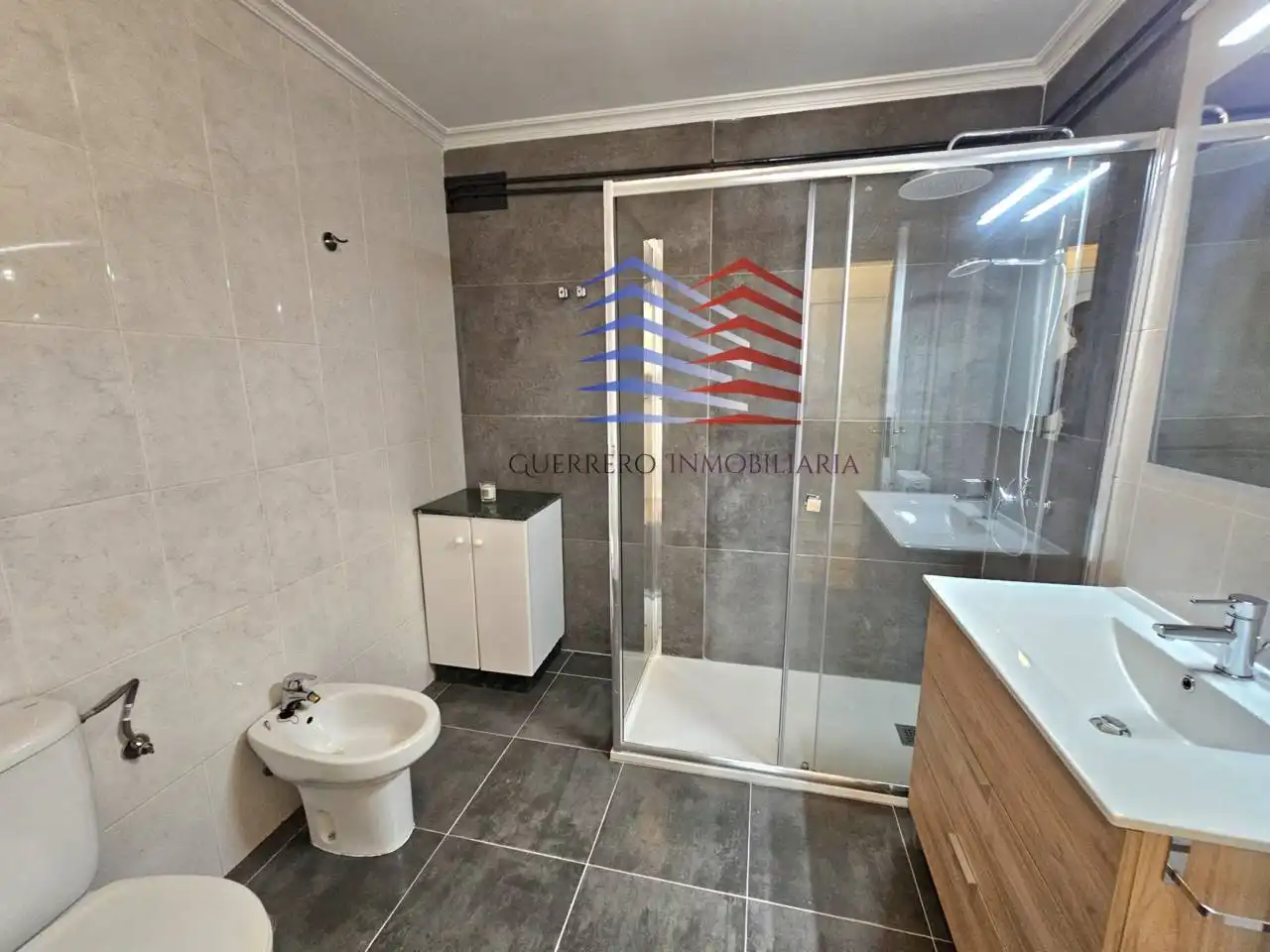 Baño de Piso de alquiler en Ourense Capital  con Calefacción, Parquet y Alarma