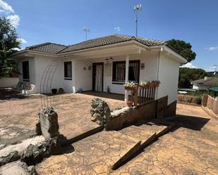 Vista exterior de Casa o xalet en venda en Navas del Rey amb Aire condicionat i Piscina