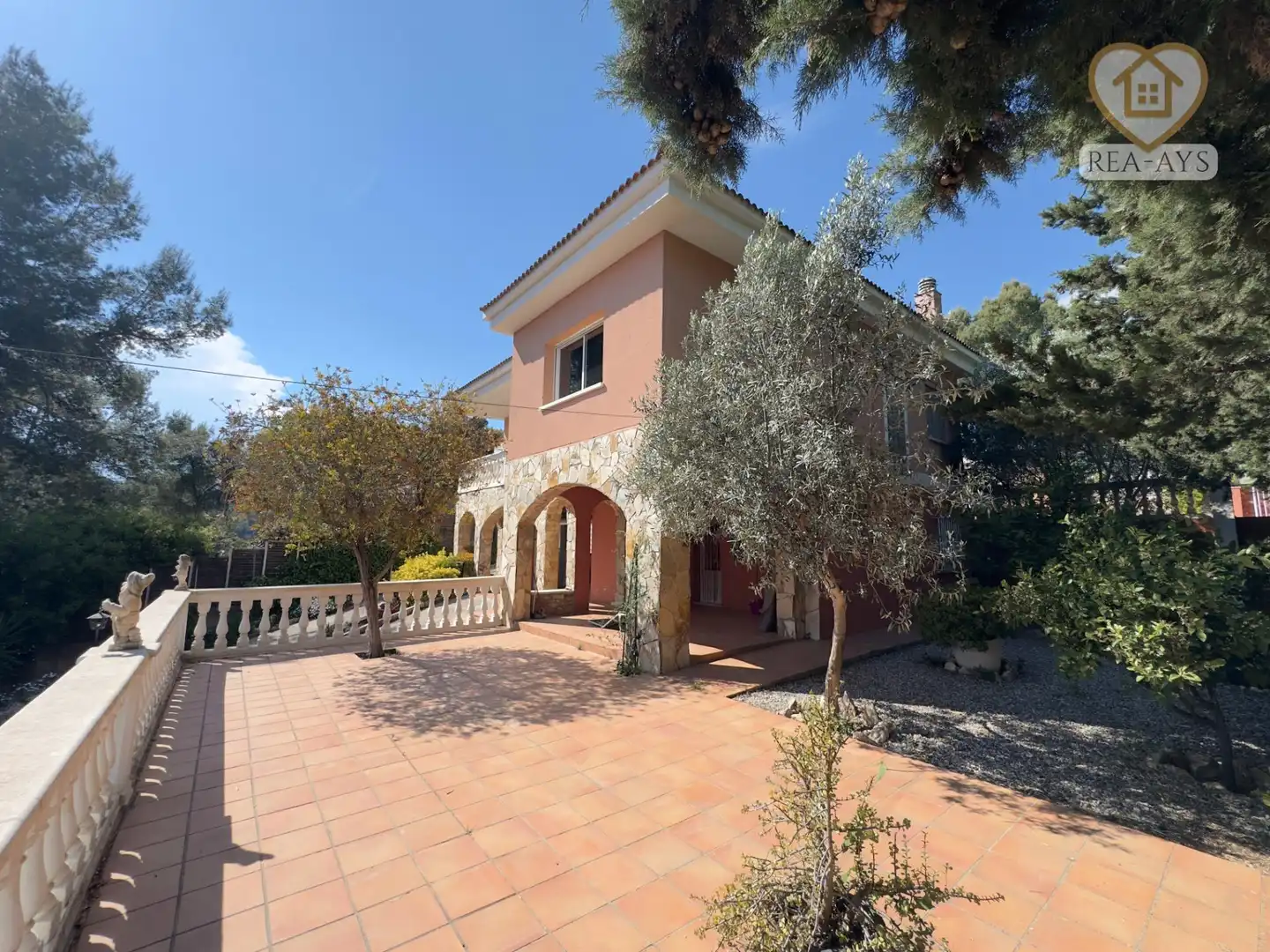 Vista exterior de Casa o xalet en venda en Vallirana amb Calefacció, Jardí privat i Terrassa