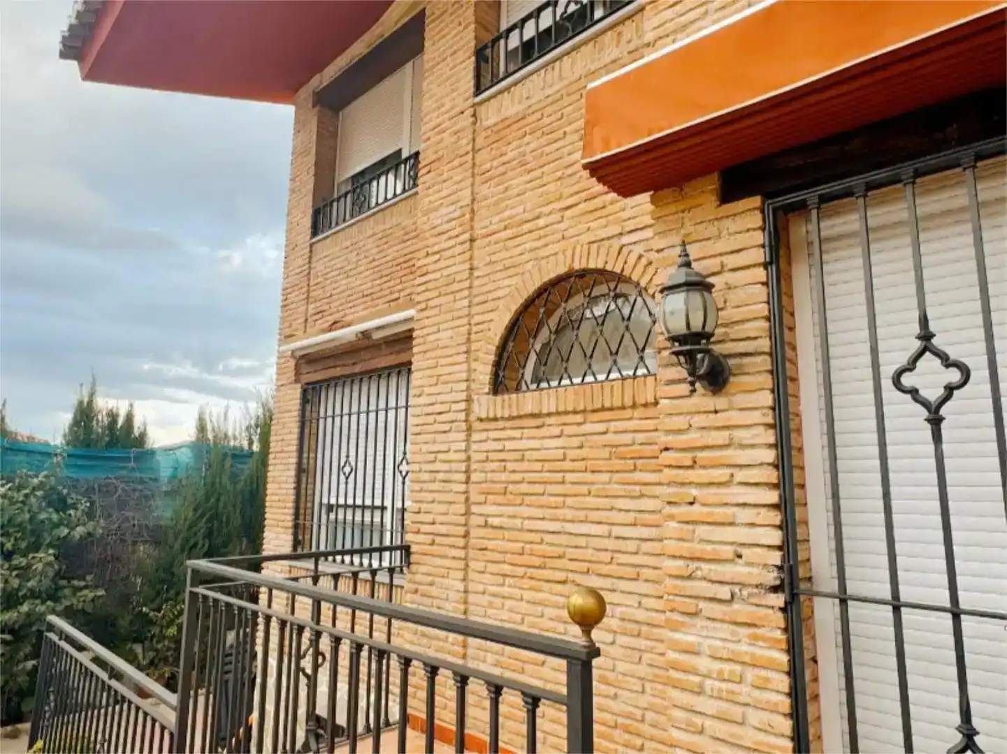 Vista exterior de Casa o xalet en venda en La Zubia amb Aire condicionat, Traster i Piscina