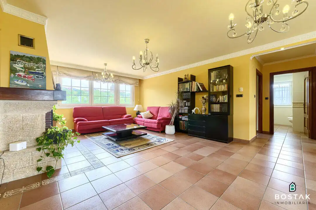 Sala d'estar de Casa o xalet en venda en Barrika amb Calefacció, Jardí privat i Terrassa