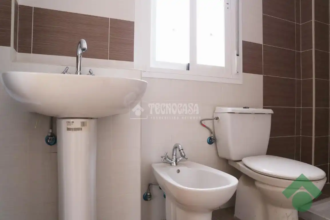 Bathroom of Flat for sale in Colomera  with Balcony