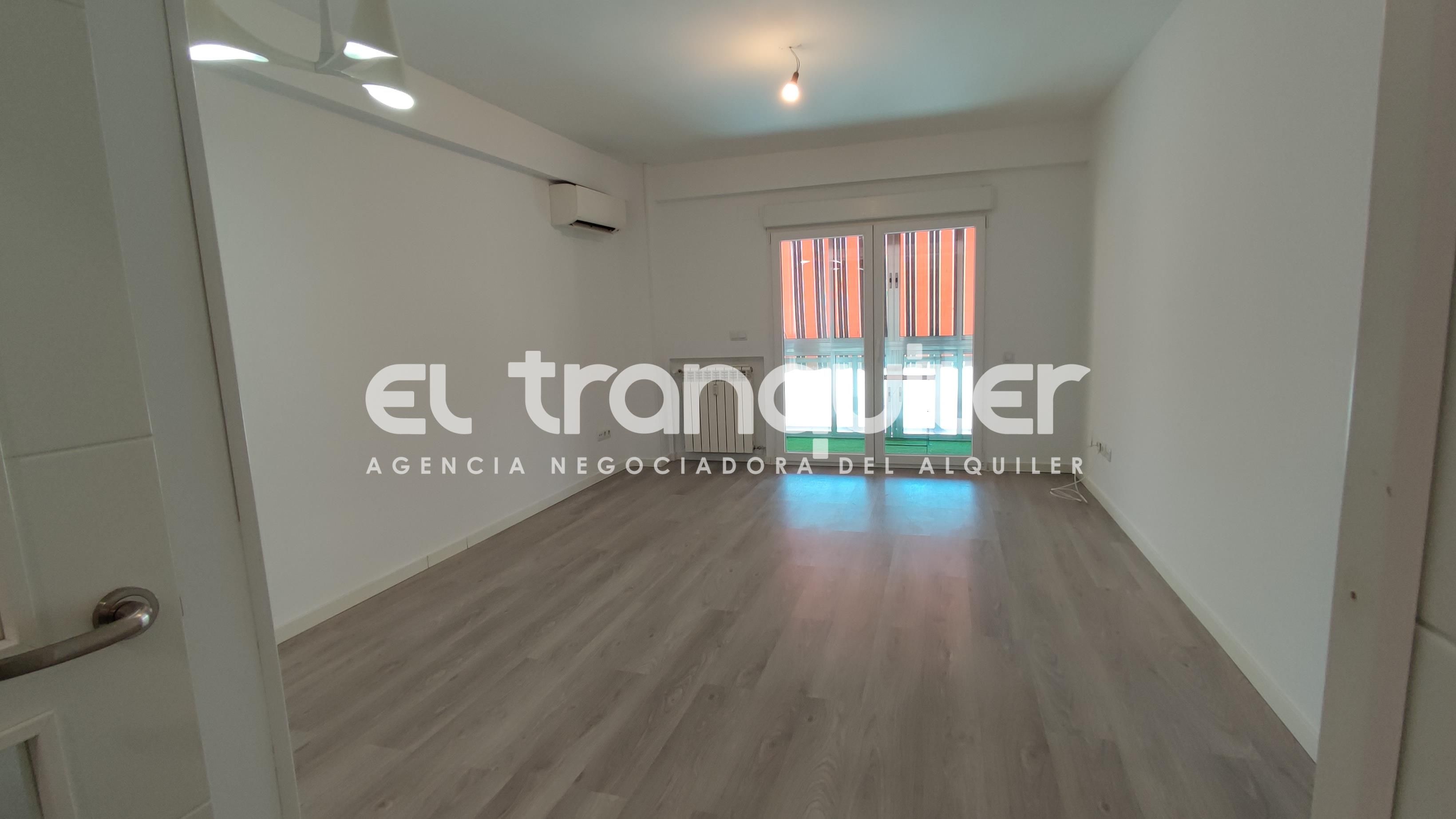Living room of Flat to rent in  Madrid Capital  with Air Conditioner, Terrace and Washing machine