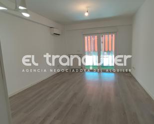 Living room of Flat to rent in  Madrid Capital  with Air Conditioner, Terrace and Washing machine