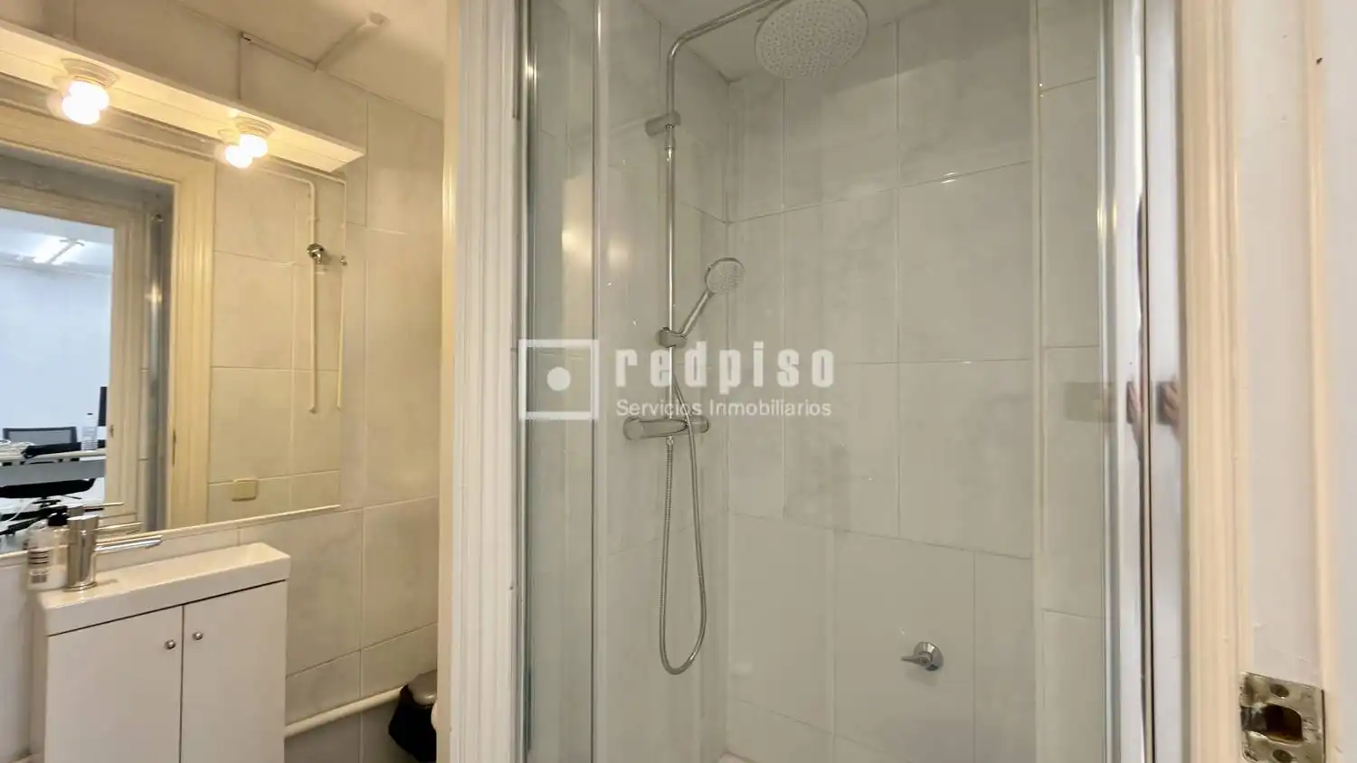 Bany de Oficina en venda en Barcelona amb Aire condicionat