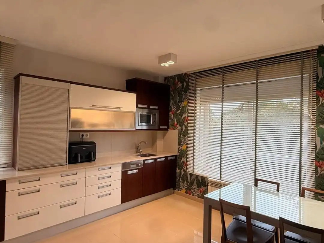 Cuina de Casa o xalet en venda en Santiago de Compostela  amb Terrassa, Piscina i Balcó