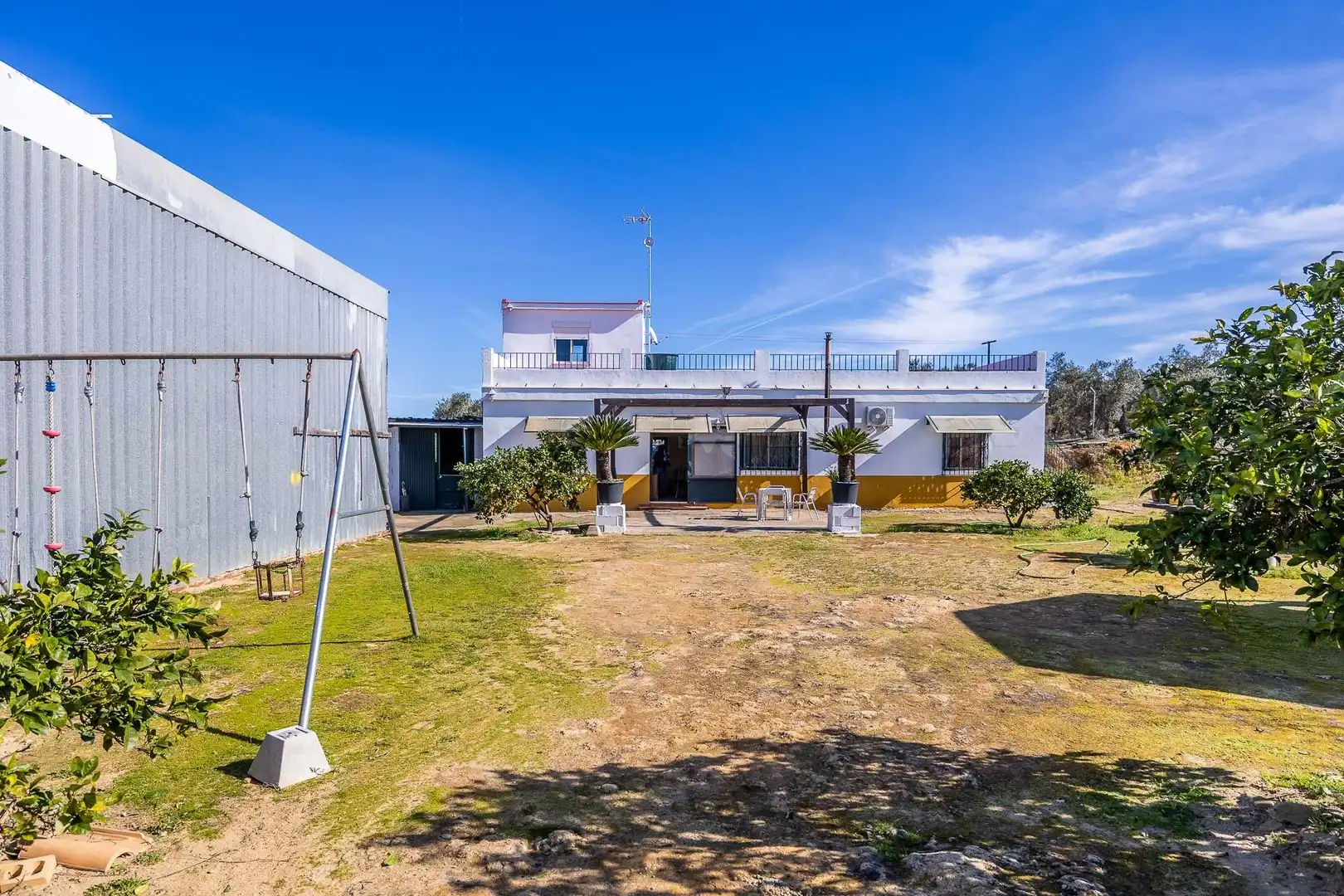 Vista exterior de Finca rústica en venda en Alcalá de Guadaira amb Aire condicionat i Piscina