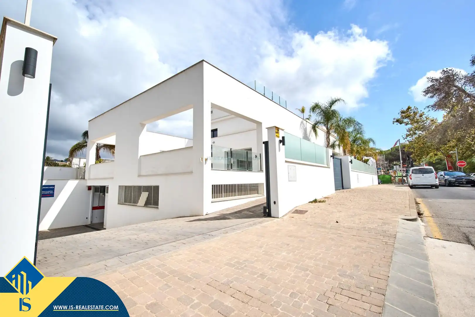 Vista exterior de Casa o xalet en venda en Marbella amb Terrassa i Piscina