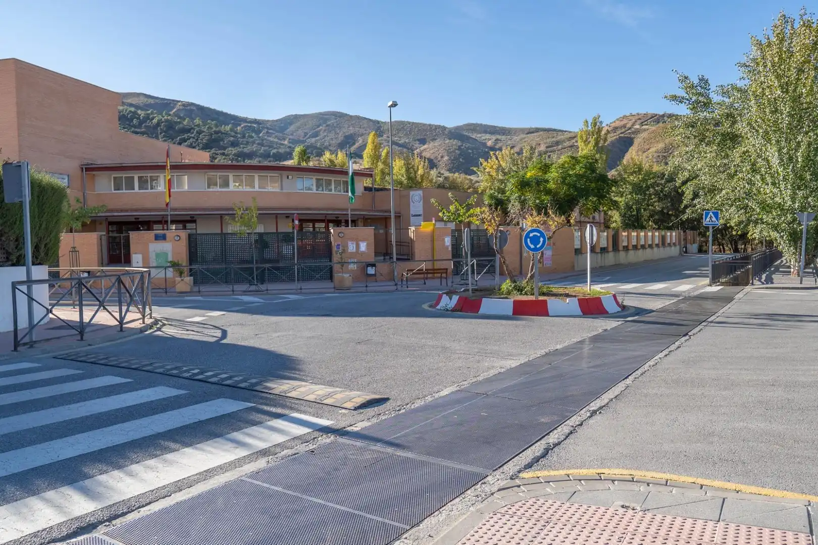 Vista exterior de Casa adosada en venta en Cenes de la Vega con Aire acondicionado, Calefacción y Jardín privado