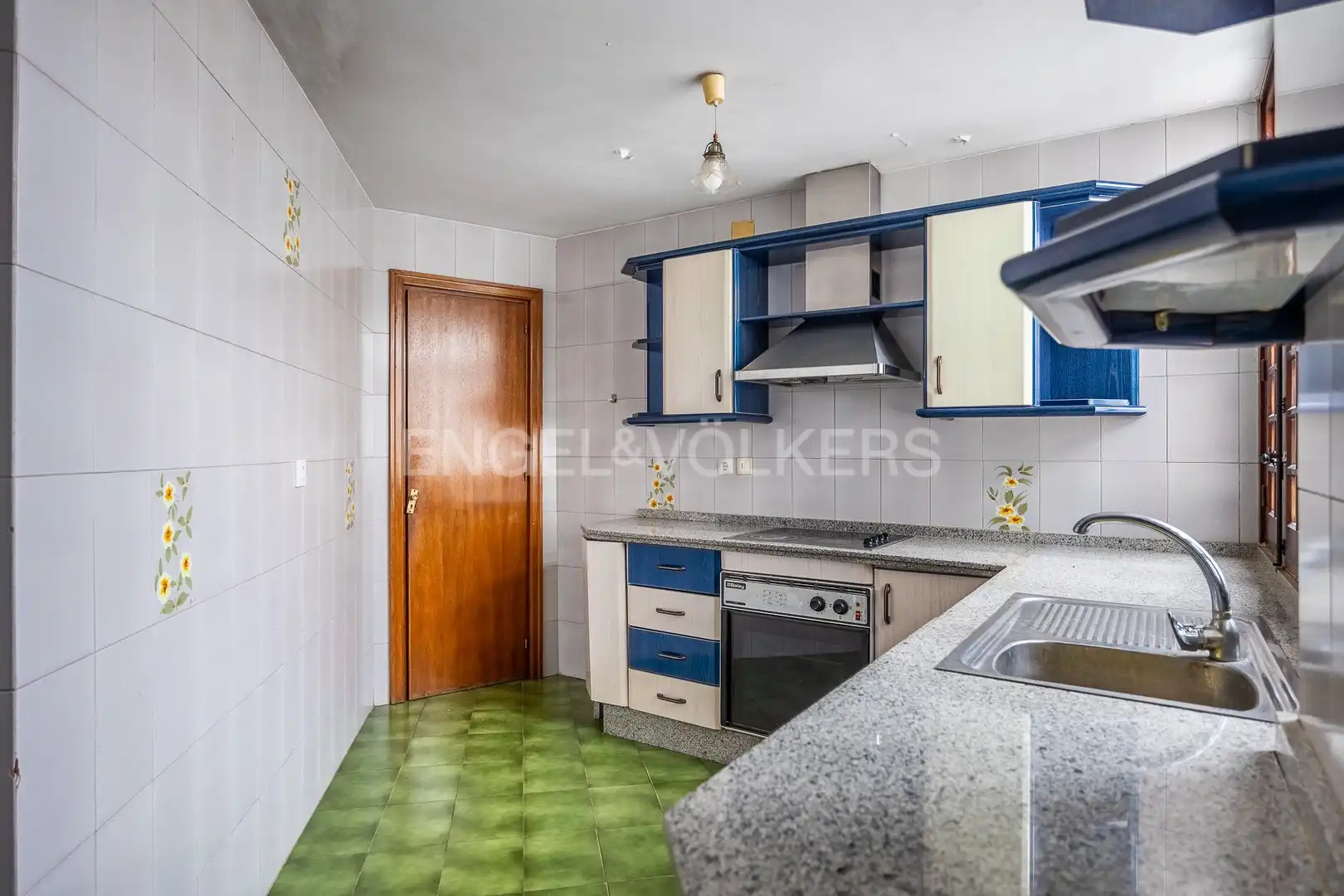 Kitchen of Flat for sale in Sevilla  with Air Conditioner and Heating