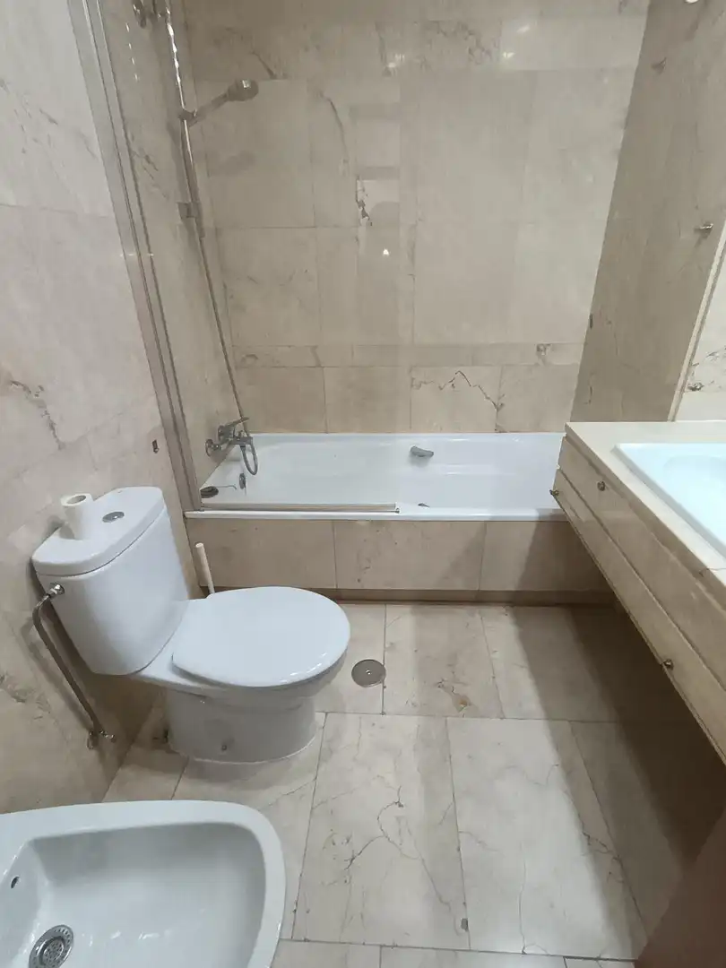 Badezimmer von Maisonette zur Miete in Valladolid mit Klimaanlage, Heizung und Parkett