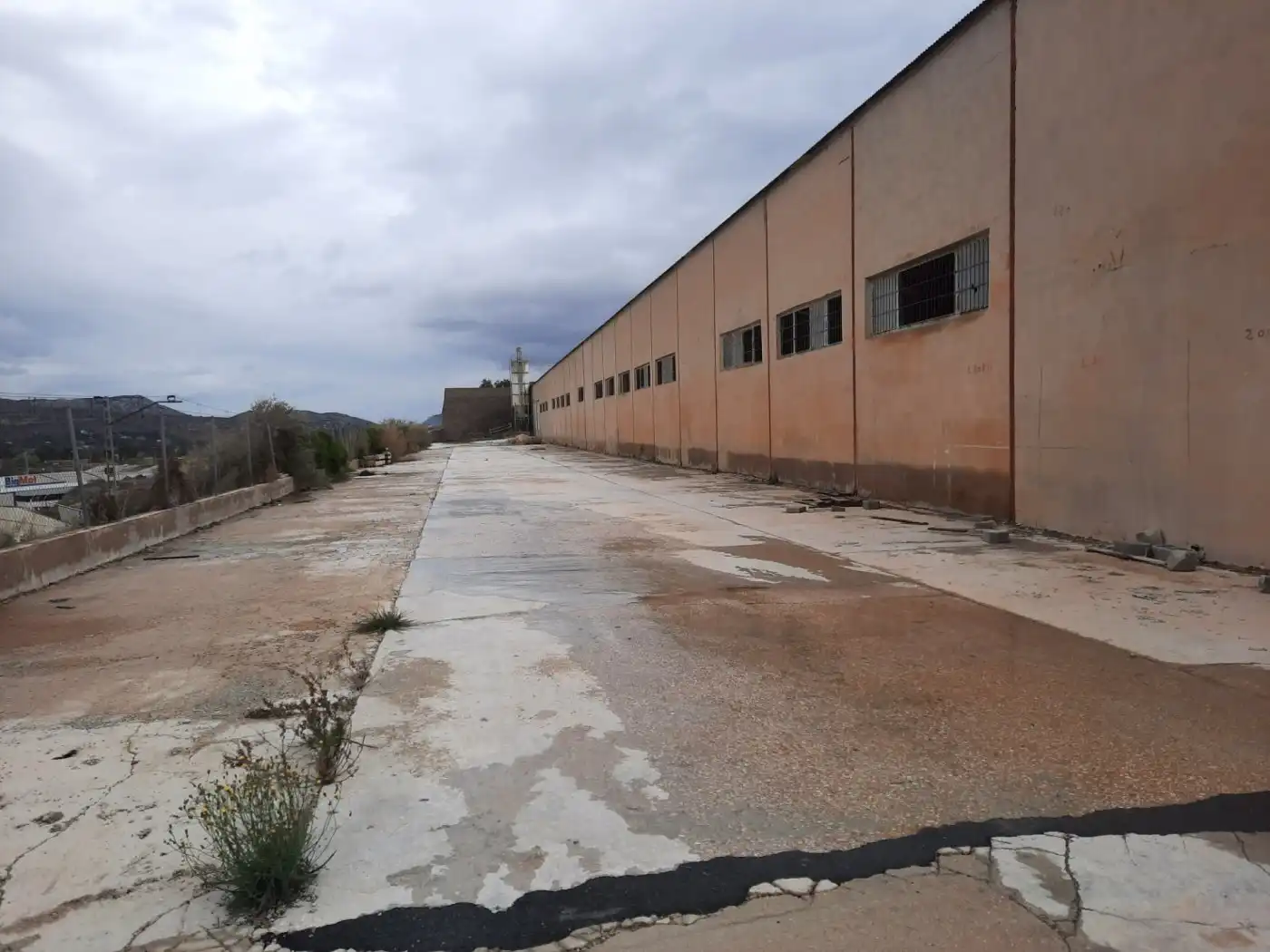 Vista exterior de Nau industrial de lloguer en Elda