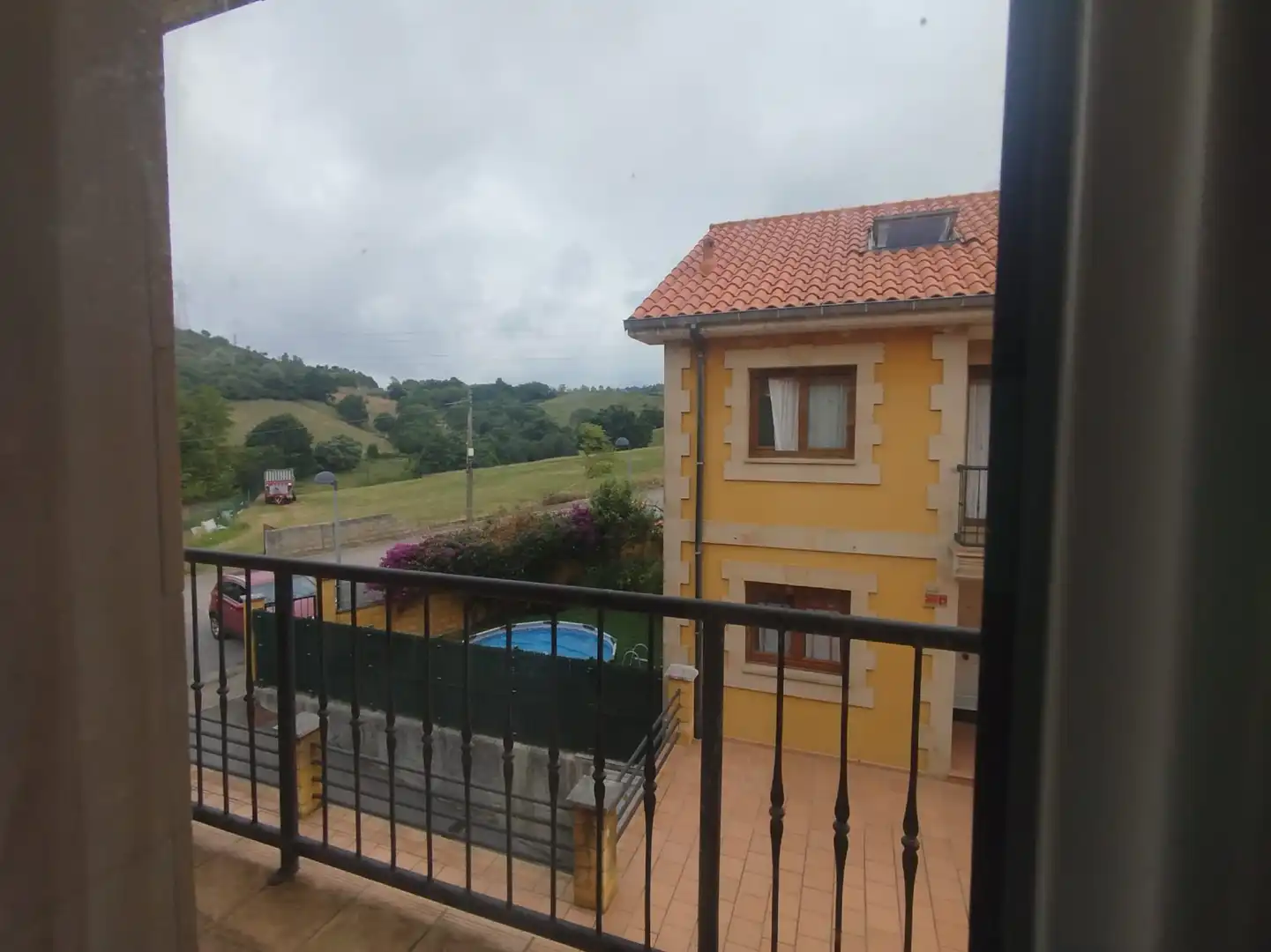 Vista exterior de Casa adosada en venta en Penagos con Calefacción, Jardín privado y Parquet