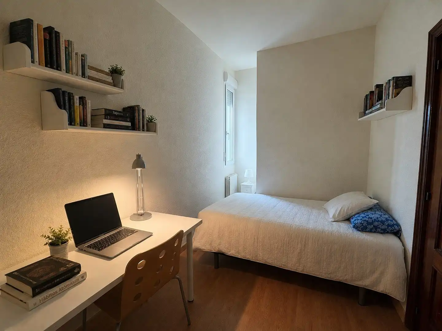 Habitación de Piso en venta en Madrid con Calefacción, TV y Balcón