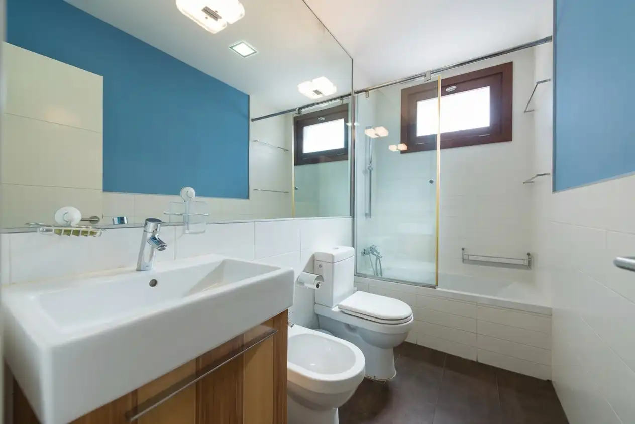 Badezimmer von Wohnung zur Miete in Las Palmas de Gran Canaria mit Klimaanlage und Privatgarten