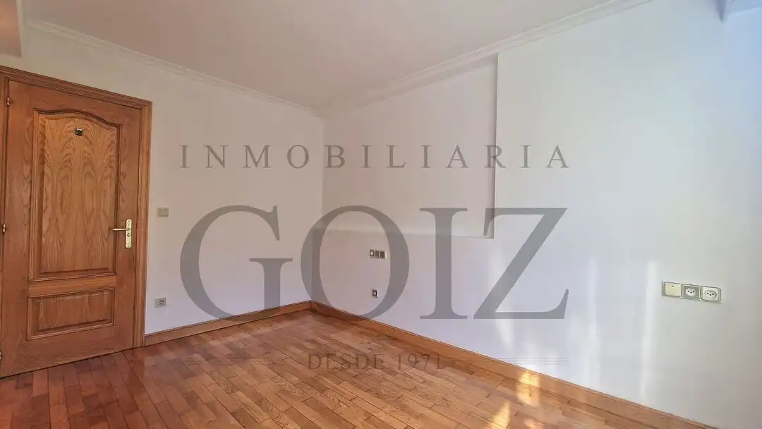 Habitación de Piso en venta en Donostia - San Sebastián  con Calefacción y Balcón